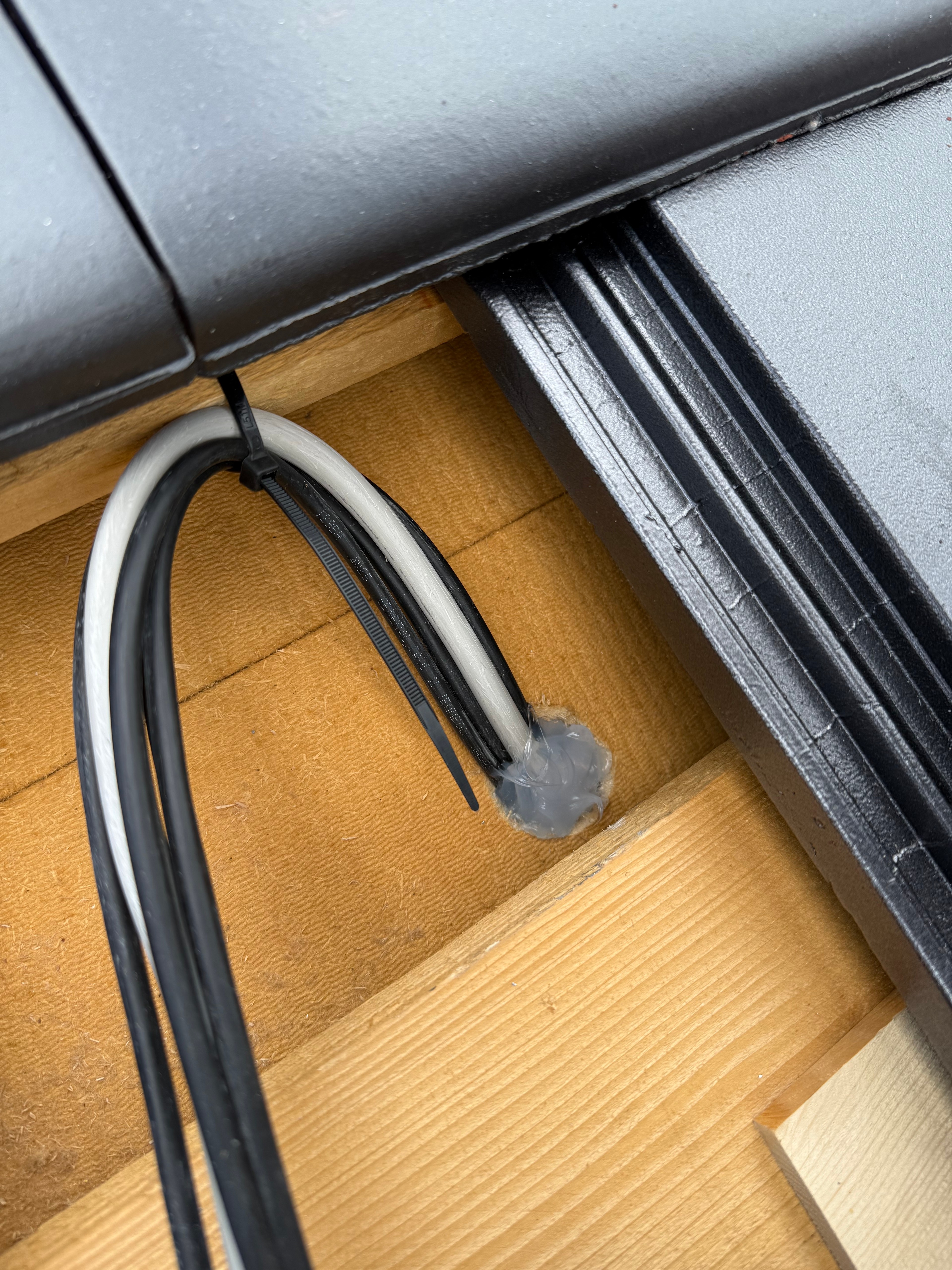 Detail an der Dachkante mit Kabeldurchführung