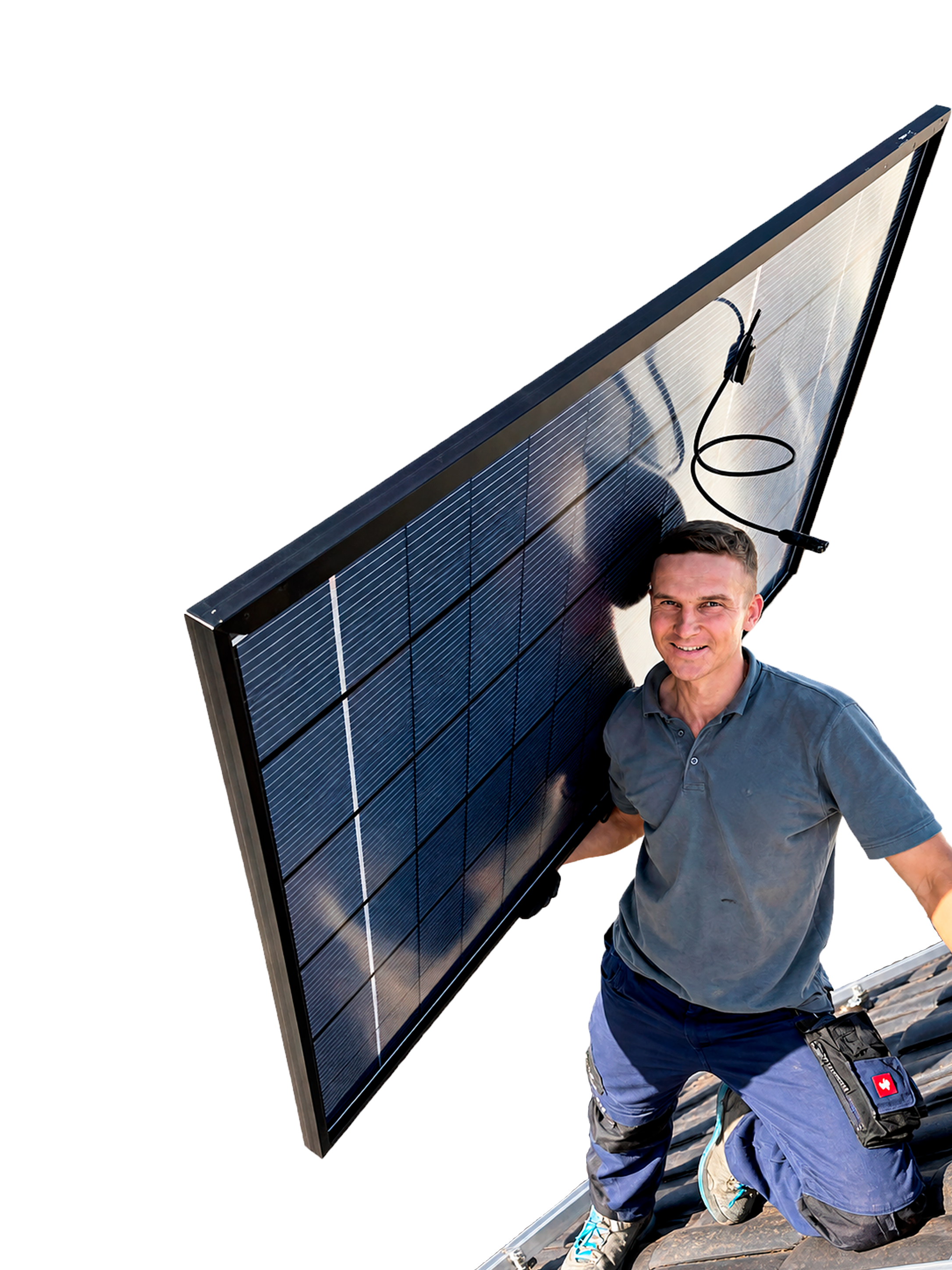 Anton Rudenko kniet auf einem Dach und hält ein Photovoltaikmodul.